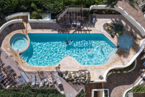 Deluxe Two Bedroom Apartment with Ocean Views